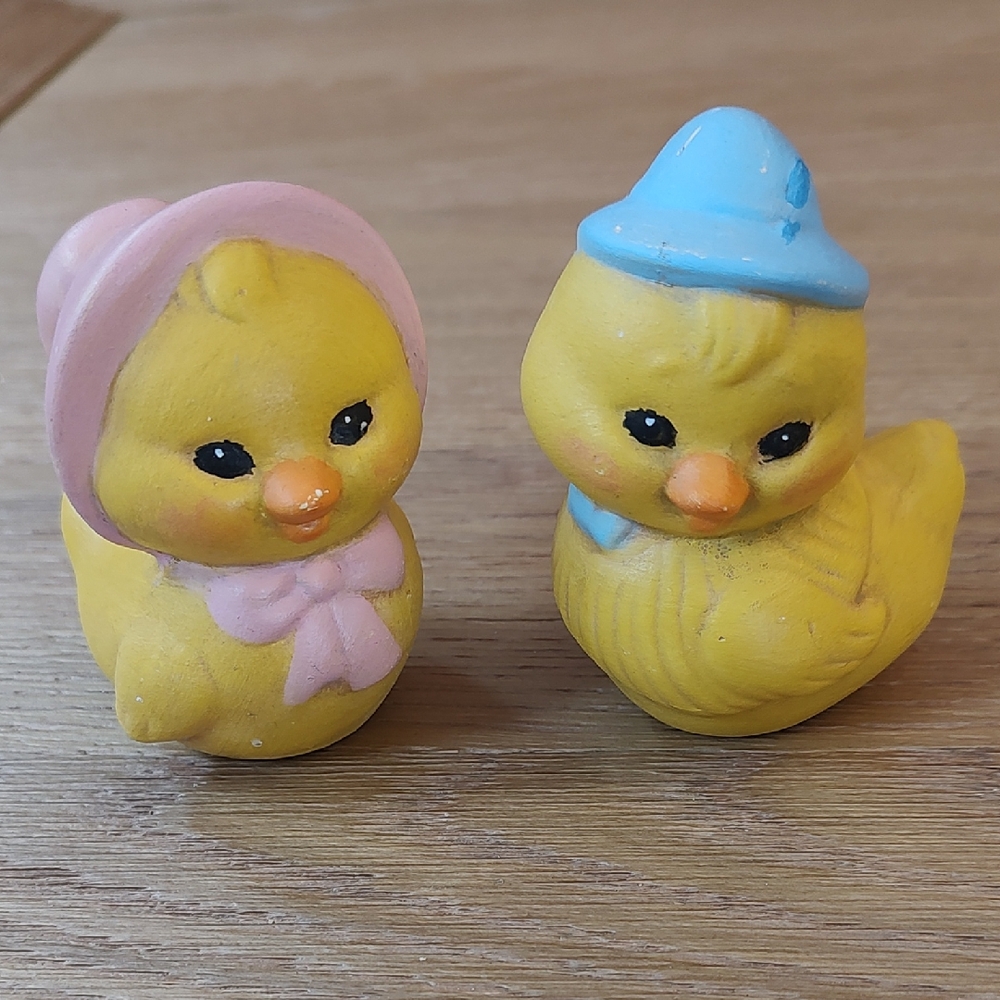 Vintage Ceramic Yellow Duckling Figurines Pair: Pink Bonnet & Blue Hat